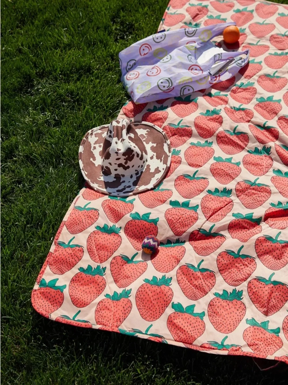 BAGGU Puffy Picnic Blanket Strawberryp